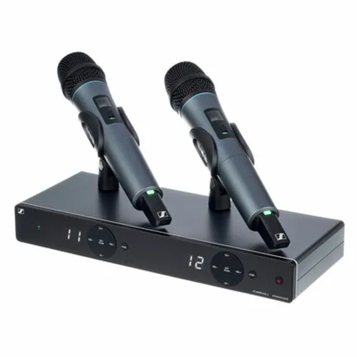 Sennheiser XSW 1-825 Dual A-Band Vocal Set - Professionelles UHF Wireless Mikrofon-System mit 2 Handsendern und Antennen-Diversity für kristallklaren Klang, ideal für Live-Performances und Präsentationen.
