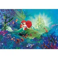 Komar Disney Fototapete ARIELS CASTLE - 368x254cm - Wandaufkleber mit Arielle, der Disney Meerjungfrau, bringt ein zauberhaftes Unterwasser-Abenteuer ins Kinderzimmer. Hergestellt aus umweltfreundlichem, geruchlosem Material - ideal für eine sichere und kreative Raumgestaltung.