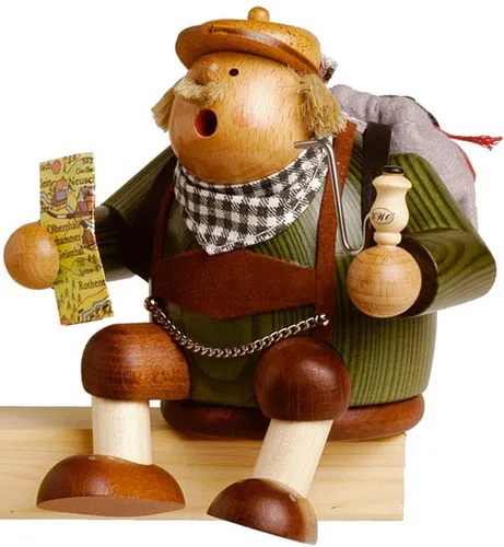 KWO Olbernhau 21643 Räuchermännchen Kantenhocker Tourist, 15 cm - Nussknacker, original Erzgebirgischer Handwerkskunst, aus hochwertigem Holz gefertigt und ideal als traditionelles Geschenk oder Sammlerstück.