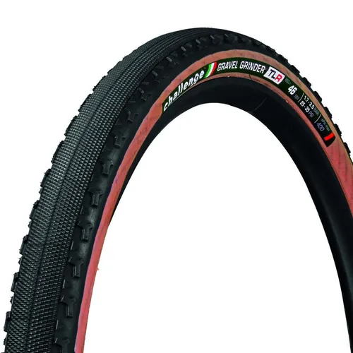 Challenge Gravel Grinder TLR Fahrradreifen 650Bx46c - Fahrradreifen für Gravelbikes, bietet hervorragenden Pannenschutz und Grip auf weichem Terrain dank aggressiver Schulterknöpfe.