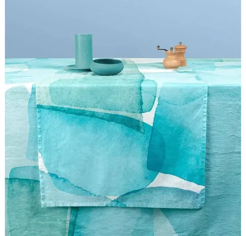 Garnier-Thiebaut Tischläufer Aqua Mineral 50x155 cm - Eleganter Tischläufer aus 50% Baumwolle und 50% Leinen, ideal für stilvolle Tischdekoration. Mit einem modernen blauen Druckmuster verleiht er jedem Raum eine frische Note.