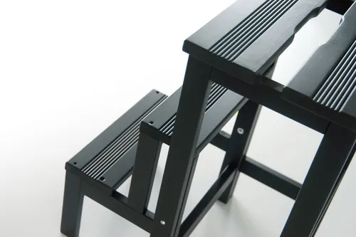 Radius Hockerleiter Buche lackiert schwarz VAL15619 in schwarz von Radius