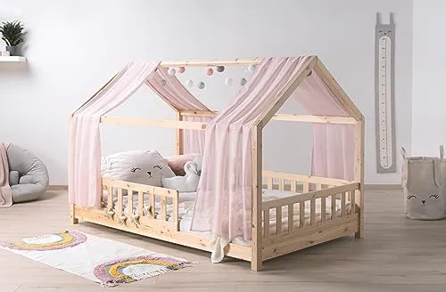 Ticaa Hausbett Kim mit Rausfallschutz - Abenteuerbett für Kinder ab Kleinkindalter, höhenverstellbar und aus nachhaltigem Kiefernholz, inkl. Tüll-Set für kreative Gestaltungsmöglichkeiten.