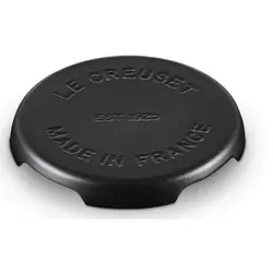 Le Creuset Untersetzer Signature Gusseisen Matt Schwarz in schwarz von Le Creuset