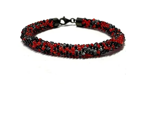 Handgefertigtes Häkelarmband aus Glasperlen - Farbmix schwarz rot - Elegantes Häkelarmband aus Glasperlen, verziert mit 925/- Silber. Ideal für jeden Anlass und eine stilvolle Ergänzung zu Ihrem Schmuck. Ein tolles Geschenk für Frauen!