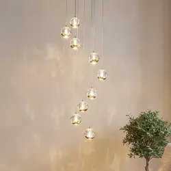 Lucande Hayley 9 Pendelleuchte Clear/Gold - Lampen mit 9 Glaskugeln, die einen einzigartigen Lichtkegel erzeugen und als stilvolles Design-Kunstwerk in jedem Raum wirken.