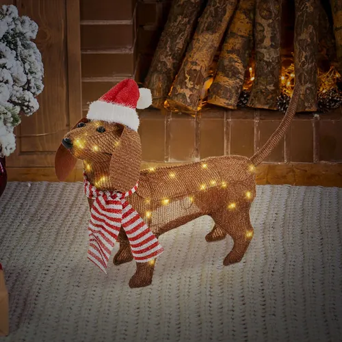 ECD Germany Weihnachtsfigur LED Hund Dackel - Festliche Deko für Ihr Zuhause - Nussknacker: Niedlicher LED-Hund mit Weihnachtsmütze und Schal, sorgt für stimmungsvolle Beleuchtung im Innenbereich. Flexibel aufstellbar dank Batteriebetrieb und 40 warmweißen LEDs.