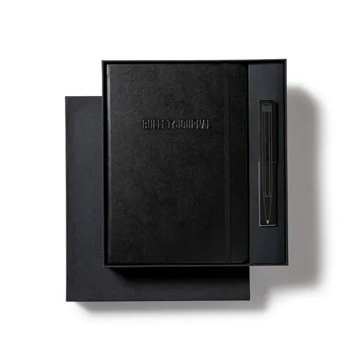Leuchtturm1917 Bullet Journal All Black Collectors Set - Notizbuch mit Hardcover im A5-Format, ideal für kreative Organisation. Inklusive passendem Drehgriffel und edler Geschenk-Kartonage für stilvolle Notizen.