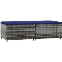 vidaXL Gartenhocker mit Kissen 2 Stk. Grau Poly Rattan - Gartenstühle aus wetterfestem PE-Rattan mit stabilem Stahlrahmen und dick gepolsterten Kissen für höchsten Sitzkomfort – ideal für entspannte Stunden im Freien.