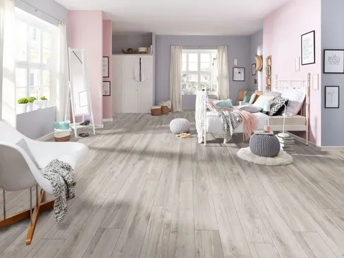KRONO Laminat Super Natural Eiche Landhausdiele 8 mm - Hochwertiges Laminat in Eiche-Optik, ideal für jeden Raum. Die Klick-Verbindung ermöglicht eine einfache Verlegung. Pro Paket erhalten Sie 2,26 m² für ein ansprechendes Wohnambiente.