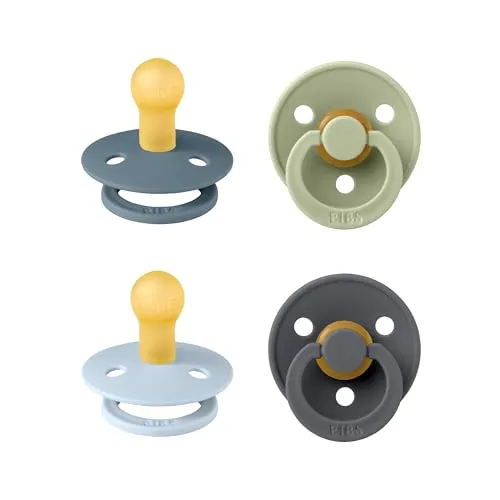 BIBS Colour Schnuller 4er-Pack - BPA-frei, Kirschform Nippel, Baby Blue Mix - Der BIBS Colour Schnuller mit rundem Nippel und leichtem Schild ist ideal für Babys von 0-6 Monaten. Hergestellt aus hochwertigem Naturkautschuk, bietet er Komfort und Stil. EN1400+A2-zertifiziert und in Dänemark produziert.