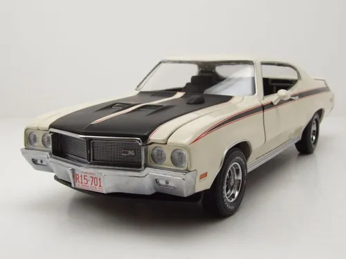 Buick GSX 1970 Modellauto 1:18 von Sun Star - Detailgetreues 1:18 Modellauto des Buick GSX 1970 in Weiß, mit funktionierenden Türen und Haube. Ideal für Sammler und Liebhaber von klassischen Sportwagen.