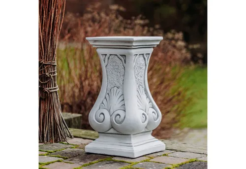Gartenfigur Podest mit Verzierungen - Frostsichere Gartenfigur aus schwerem Weißbeton, Höhe 51 cm, ideal für dekorative Akzente im Garten oder auf der Terrasse.