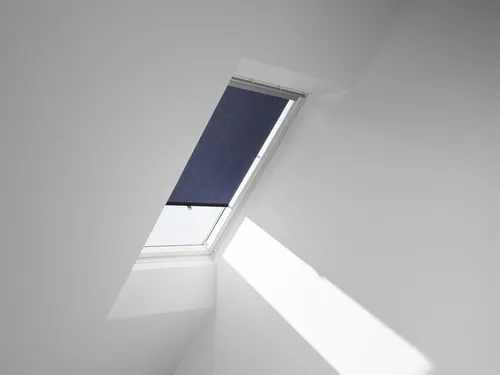 VELUX Original Sichtschutz-Rollo Dunkelblau - Seitenzug- & Springrollos, ideal für VELUX Dachfenster, bietet Privatsphäre und Tageslichteinfall, einfach zu installieren mit vormontiertem Montagesystem.