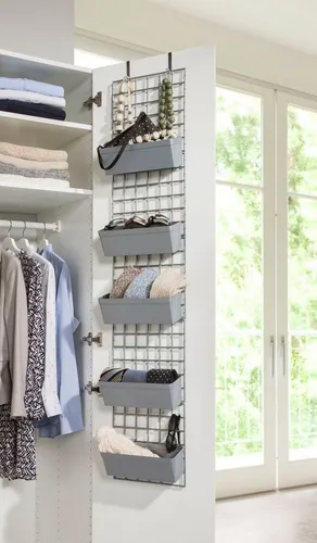 Hängeregal RUCO in Silber – Praktische Aufbewahrungslösung - Hängeregal mit 5 variabel einstellbaren Körben für eine übersichtliche Aufbewahrung von Socken, Tüchern und Accessoires. Einfach an der Tür zu montieren. Aus stabilem Kunststoff, ideal für jeden Kleiderschrank.