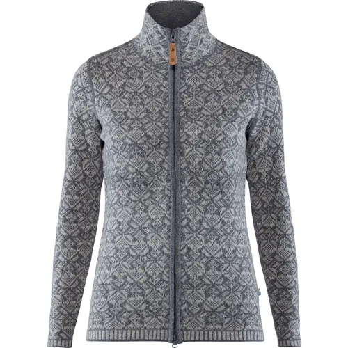 Fjällräven Snow Cardigan W grey (020) L - Funktionsjacke aus weicher Lammwolle mit elegantem Jacquardmuster, ideal für Freizeit und Alltag. Der praktische Zwei-Wege-Reißverschluss und der hohe Stehkragen bieten zusätzlichen Schutz an kalten Tagen.