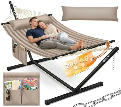 KESSER® Hängematte Hill mit Gestell und Kissen für 2 Personen - Robuste Doppelhängematte - Erleben Sie Entspannung pur mit der KESSER® Hängematte Hill. Dank stabiler Konstruktion bis 200 kg belastbar, ideal für Garten und Balkon. Das wasserabweisende Material sorgt für unkomplizierte Pflege und Komfort für zwei.