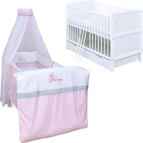 Baby-Delux Babybett Jack 140×70 weiß mit Schublade und Bettwäsche Set - Kombiniertes Babybett Jack in weiß, inkl. Schublade und vollständigem Bettwäsche Set mit süßer Stickerei. Hergestellt aus massivem Kiefernholz, bietet es Stabilität und Flexibilität durch höhenverstellbaren Lattenrost und drei Schlupfsprossen.