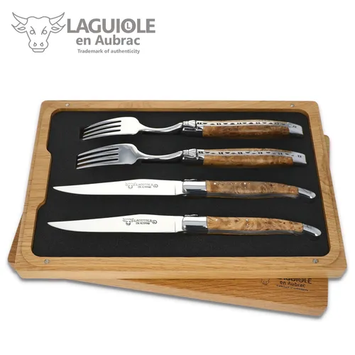 Laguiole en Aubrac Steakbesteck CCF99TYIH BRI - 2 Messer & 2 Gabeln mit Lindenholzgriffen - Hochwertiges Laguiole Steakbesteckset mit handgefertigten Messern und Gabeln. Die kunstvoll gestalteten Griffschalen aus Lindenholz und die glänzenden Klingen machen dieses Set zum perfekten Begleiter für feine Dinner.