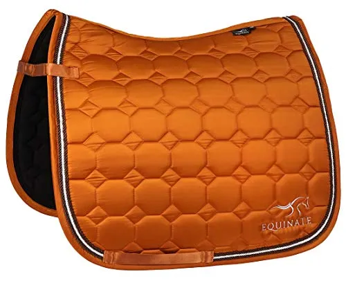 Equinate Satin Schabracke Madison Pony DR Dressur Kupfer - Elegante Schabracke für Dressur, mit atmungsaktiver Innenseite und edler Satin-Orbefläche, waschbar bei 30°C für einfache Pflege.