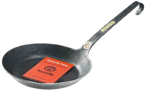 Turk Eisenpfanne 65524 - Bratpfanne aus einem Stück - Runde Bratpfanne (24 cm) aus freiformwarm-handgeschmiedetem Eisen, induktionsfähig, kratzfest und pflegeleicht. Ideal für vielseitige Kochmethoden auf Gas, Induktion oder Elektro.