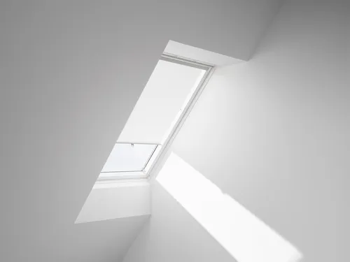 VELUX Sichtschutz-Rollo RHL für Dachfenster MK04, MK06, MK08, Weiß - Seitenzug-Rollo für VELUX Dachfenster, bietet Privatsphäre und Tageslichteinfall, einfache Montage mit vormontiertem System, in vier Farben erhältlich.