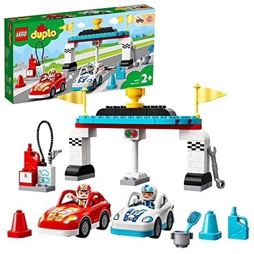LEGO 10947 DUPLO Rennwagen - Spielzeugautos für Kleinkinder ab 2 Jahren, fördert Motorik und kreatives Rollenspiel mit Rennfahrern und Zubehör
