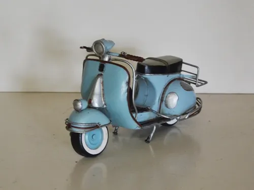 Blechmodell Roller Nostalgie Oldtimer Vespa hellblau - Detailgetreues Blechmodell im Retro-Stil, ideal für Sammler und als Deko-Highlight. Der nostalgische Vespa-Roller bringt italienisches Flair in jedes Zuhause.