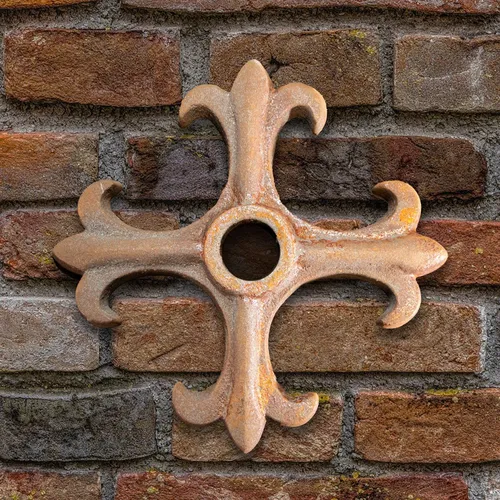 Maueranker, Kreuz, Gusseisen, Rostig von Antikas