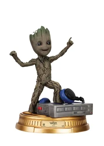 Guardians of the Galaxy 2 Life-Size Statue Dancing Groot EU Exclusive - Spielfiguren - Lebensgroße Statue von Groot aus dem Marvel Cinematic Universe, detailreich und in dynamischer Tanzpose, perfekt für Sammler und Fans.