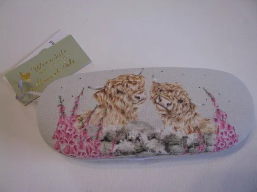 Wrendale Brillenetui Motiv  Galloway Rind mit Blumen