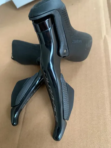 SHIMANO Dura-Ace Di2 ST-R9250 - Hochwertiges Bremse/Shift Hebel Paar 2x12Speed - Sonstige - Neueste Technologie für präzises Schalten und Bremsen, ideal für Rennradfahrer, die höchste Ansprüche stellen.