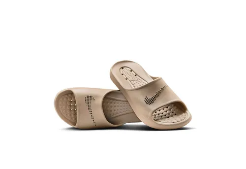 Nike Sportswear VICTORI ONE SHOWER SLIDE Badesandale grün 44 EU - Sportliche Badesandale in Khaki/Schwarz, ideal für den Einsatz am Pool oder Strand. Mit leicht profiliertem Gummi-Laufsohlenmaterial für optimalen Komfort.