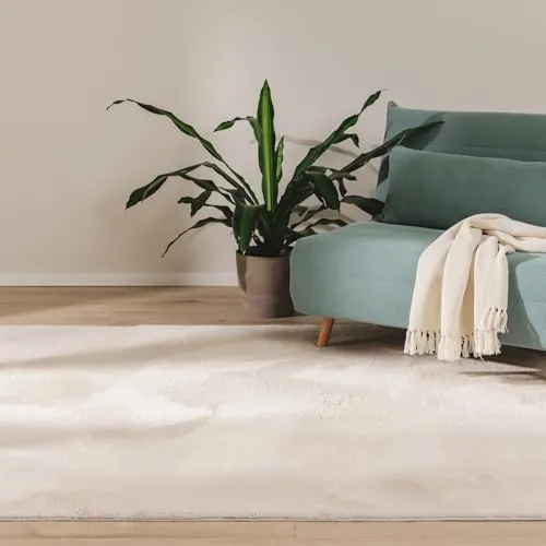 benuta Basic Kunstfaser Fellteppich Furry - Beige 60x120 cm - Teppich für Wohnzimmer und Schlafzimmer, extrem weich und tierfreundlich, mit Anti-Rutsch-Rückseite und geeignet für Fußbodenheizungen, maschinenwaschbar für einfache Pflege.