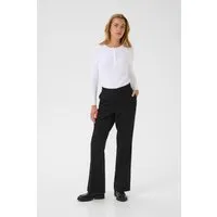 Pants Suiting KAhella Regular Fit Schwarz - Damenhose in klassischer Passform mit eleganten Knopfdetails. Hoher Bund und gerades Bein sorgen für Komfort und Vielseitigkeit im Alltag oder Büro. Pflegeleicht: 30° waschbar und trocknergeeignet.