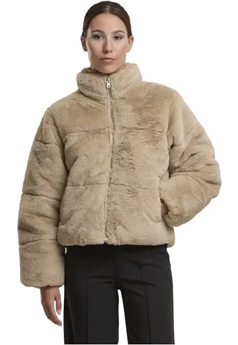 Urban Classics Damen Winterjacke Short Faux Fur Puffer Jacket - Stylische Winterjacke mit voluminösem Schnitt und hochwertigem Kunstfell, ideal für kalte Tage. Hoher Kragen und praktische Taschen sorgen für Komfort und einen modernen Look.