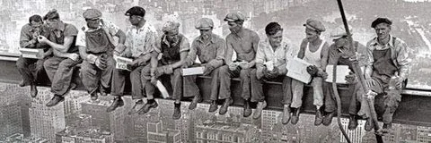 empireposter TP 825 Lunch a top a skyscraper - schwarz weiss