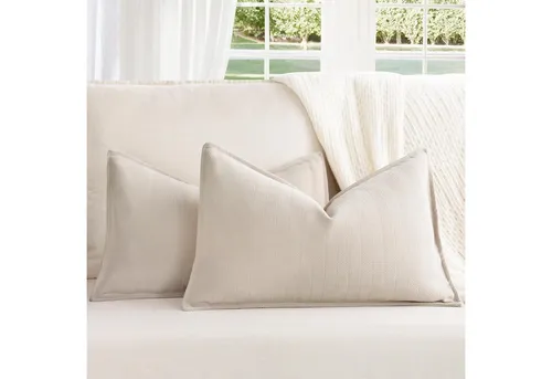 LuxusKollektion Chenille Kissenbezug Beige 40 x 60 cm – 2er Set - Elegante Kissenbezüge aus luxuriösem Chenille in Beige, perfekt für Couch und Bett. Dieses 2er Set vereint Stil und Komfort und ist pflegeleicht sowie maschinenwaschbar. Verleihe deinem Zuhause einen Hauch von Luxus!