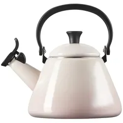 Le Creuset Wasserkessel Kone, Shell Pink – Stilvoller Wasserkocher - Wasserkocher aus emailliertem Stahl mit 1,6 l Volumen, schnellem Erhitzen dank ferromagnetischem Boden und ergonomischem Griff, perfekt für Teeliebhaber.