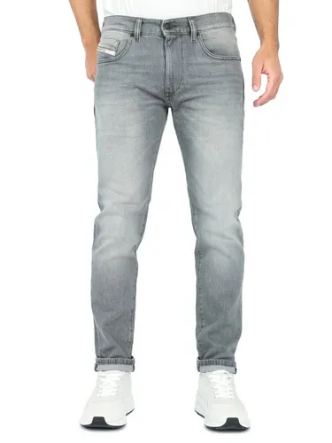 Diesel Slim-fit-Jeans Supersoft Denim - 2019 D-Strukt RGDAP - Stylische hellgraue Slim Fit Jeans mit normaler Leibhöhe. Hergestellt aus hochwertigem Supersoft Stretch Denim für besten Tragekomfort und optimale Passform.