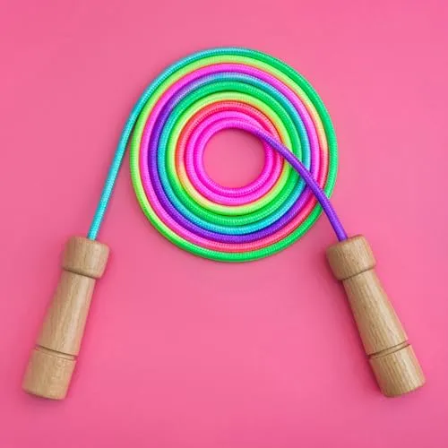PRECORN Premium Regenbogen Springseil Kinder Hüpfseil Set mit Holzgriffen, ca. 250 cm inkl. Mitteverstärker – Geschenk für Jungen & Mädchen, Anfänger & Fortgeschrittene, Seilspringen Spielzeug