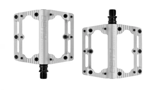 Deity Black Kat Plattformpedale Silber – 100 × 100 mm CNC-Alu - Die Deity Black Kat Plattformpedale in Silber bieten eine große, konkave Oberfläche für optimalen Grip und Kontrolle. Ideal für Enduro und Downhill, gefertigt aus leichtem CNC-gefrästem Aluminium und inklusive Ersatz-Pins.