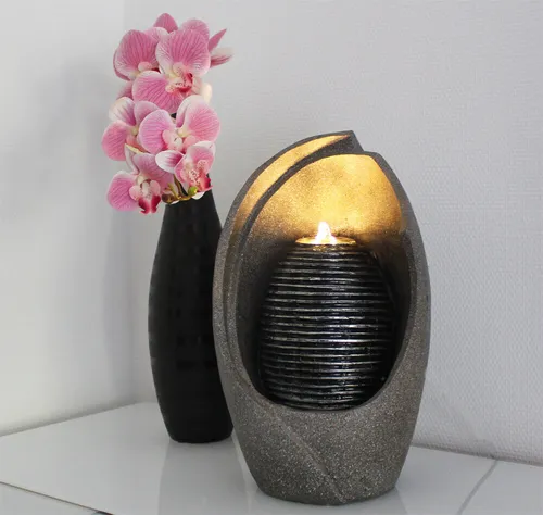 Design Zimmerbrunnen BK835 mit Beleuchtung - Brunnen für jedes Zimmer, Komplett-Set aus Polyresin, 40 cm hoch mit LED-Beleuchtung für stimmungsvolle Akzente im Landhausstil.