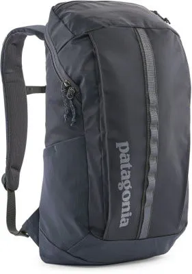 Patagonia Black Hole Pack 25 - Robuster Daypack in Grau - Daypack mit 25 l Volumen, ideal für Reisen und Freizeit; ausgestattet mit Laptopfach und kompatibel mit Trinksystemen für optimalen Komfort.