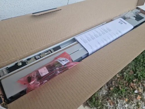 GEZE Gleitschiene R für TS 5000 - Weiß - Türsicherungen, ideal für Rauchschalter-Anwendungen, aus robustem Stahl mit elegantem weißen Finish.