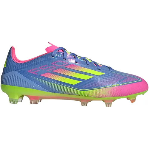 Adidas F50 PRO FG - blauer Fußballschuh für Highspeed-Dribblings - Leichter Fußballschuh mit Fibertouch Obermaterial und Sprintweb 3D-Struktur für blitzschnelle Bewegungen. Hergestellt aus mindestens 20 % recycelten Materialien, um den CO2-Fußabdruck zu reduzieren.