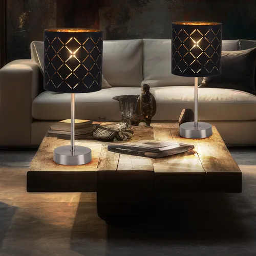 2er Set Nacht Tischlampen schwarz-gold mit LED Leuchtmittel - Tischleuchten für stilvolle Akzente im Wohnraum. Mit goldfarbenem Innenschirm für ein schönes Licht-Schattenspiel und energiesparenden LED Leuchtmitteln im Set. Ideal für Schlafzimmer und Wohnzimmer.