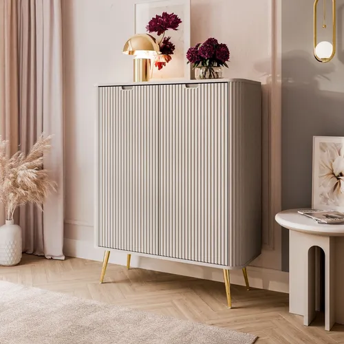 Elegante Zweitürige Kommode ZAIRA K103 in Kaschmir mit goldenen Chrombeinen - Stilvolle Kommode mit sanft geriffelten Fronten und Soft-Close-System, ideal für moderne und klassische Wohnräume. Maße: 103x129x39 cm.