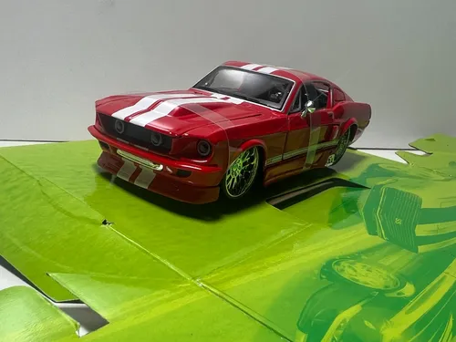 Ford Mustang GT 1967 Modellauto 1:24, rot - Modellauto im Maßstab 1:24, detailgetreu und ideal für Sammler, mit Originalverpackung und hochwertiger Verarbeitung.