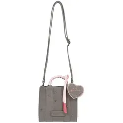 Fritzi aus Preußen Square Mini Limited Wiesn Crossbody Bag - Handtaschen für stilbewusste Frauen, ideal für Wiesn und Alltag, mit verstellbarem Schulterriemen und charmantem Anhänger im Lebkuchenherz-Design.